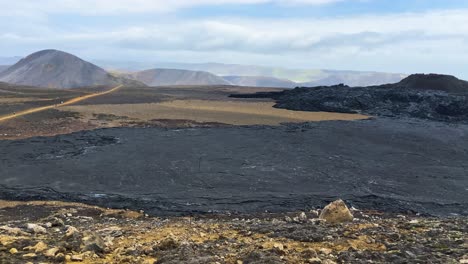 Cracked-lava-field-in-front-of-inactive-Geldingadalir-Volcano,-Iceland