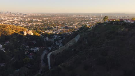 Drohne-Fliegt-Langsam-über-Berge-Am-Runyon-Canyon-In-Hollywood,-Kalifornien,-Wanderwege-Unten-Und-Stadt-Voraus