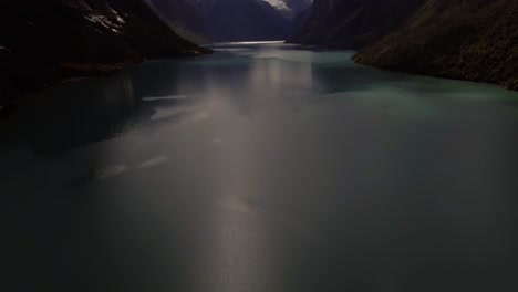 Luftaufnahme-Eines-Von-Bergen-Umgebenen-Sees-In-Norwegen