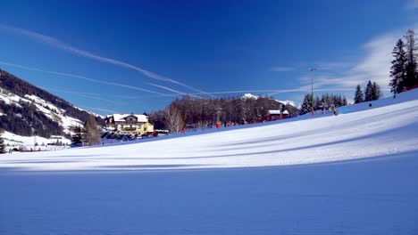Skifahrer-Genießen-Einen-Tag-Auf-Einer-Skipiste-In-Innichen---Innichen,-Südtirol,-Italien