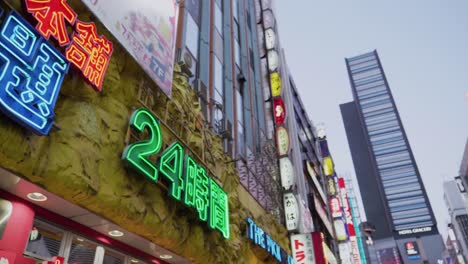 Ein-Supermarkt-In-Tokio,-Japan,-Mit-Einem-24-Stunden-LED-Schild-An-Der-Vorderseite