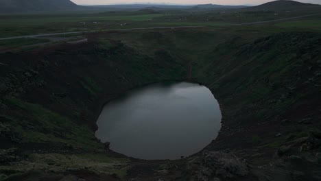 Cráter-Kerid,-Hermosa-Atracción-Turística-En-Islandia-Al-Atardecer,-Antena