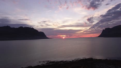 Luftaufnahme-Eines-Fjords-Bei-Sonnenuntergang-Auf-Den-Lofoten,-Norwegen