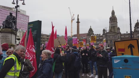Weitwinkelaufnahme-Von-Menschen,-Die-Vor-Einer-Protestkundgebung-In-Glasgow-Miteinander-Plaudern