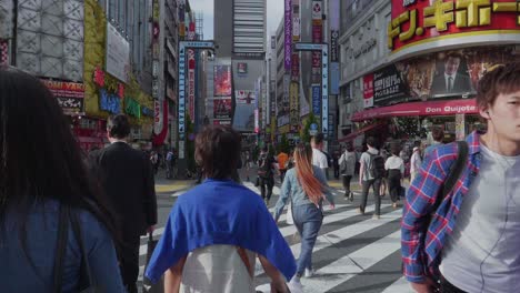 Muchos-Japoneses-Cruzan-Una-Calle-Abarrotada-En-Shinjuku,-Tokio,-Durante-La-Hora-Punta.