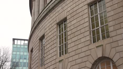 Blick-Auf-Die-Außenarchitektur-Der-Manchester-Central-Library-Während-Eines-Bewölkten-Tages-In-Manchester,-England