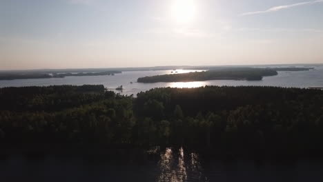 Antena-De-Un-Lago-Y-Un-Bosque-En-Suecia