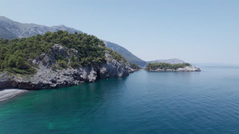 Luftaufnahme-Der-Insel-Evoia,-Drohnenflug-über-Klarem-Meerwasser-An-Einem-Sonnigen-Sommertag-Im-Griechischen-Europa