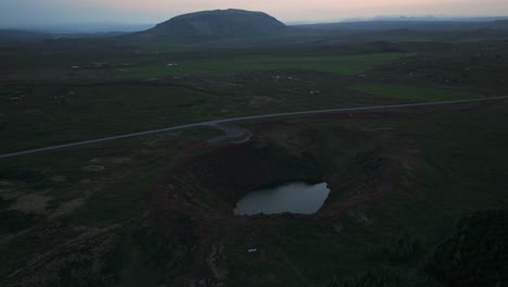 Lago-Volcánico-Del-Cráter-Kerid-Al-Atardecer,-Atracción-Turística-De-Islandia,-Aéreo