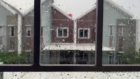 Regenwasser-Prasselt-Während-Eines-Gewitters-Am-Mittag-Auf-Die-Fenster-Des-Hauses