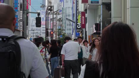 Viele-Fußgänger-Gehen-An-Einem-Bewölkten-Tag-Durch-Die-Straßen-Von-Shinjuku,-Tokio,-Japan