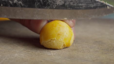 Das-Messer-Schneidet-Den-Goldenen-Nastar-In-Scheiben-Und-Enthüllt-Butterartige-Schichten-Und-Eine-Süße-Ananasfüllung