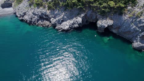 Luftaufnahme-Der-Küste-Der-Insel-Evoia-Mit-Unberührtem-Meerwasser-An-Einem-Sonnigen-Sommertag-Im-Urlaubsziel-In-Griechenland,-Europa