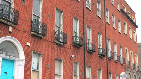 Typischer-Häuserblock-Mit-Backsteinfensterarchitektur-In-Dublin,-Irland