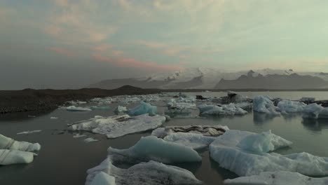 Icebergs-Glaciares-Flotantes-En-Un-Paisaje-Sereno-Y-Hermoso-De-Islandia,-Aéreo