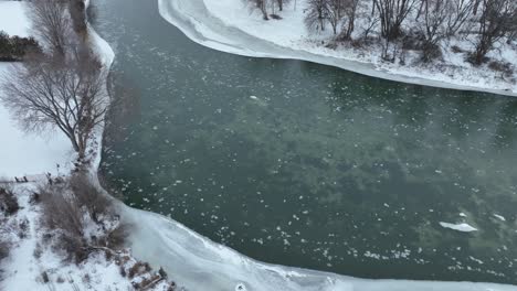 Drohnenaufnahme-Des-Yakima-Flusses,-Der-Im-Winter-Durch-Das-Columbia-Becken-Fließt