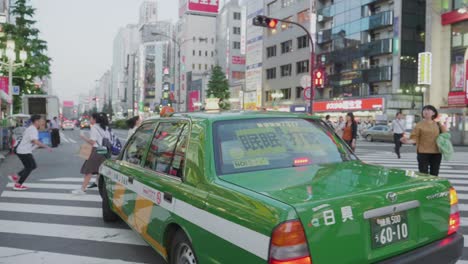 a-Taxi-Car-in-Downtown-Shinjuku,-Tokyo,-Japan