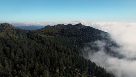 Drohnenschuss-Durch-Wolken,-Der-Das-Pic-Des-Trois-Dents-Im-Regionalen-Naturpark-Le-Pilat-In-Der-Nähe-Von-Saint-Etienne,-Französische-Landschaft-In-Der-Region-Auvergne-Rhone-Alpes,-Enthüllt