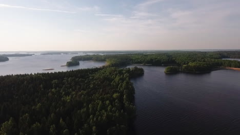 Antena-De-Un-Lago-Y-Un-Bosque-En-Suecia