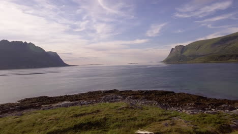 Antena-De-Una-Pequeña-Cabaña-Cerca-De-Un-Fiordo-En-Lofoten,-Noruega