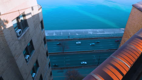 Looking-down-to-a-busy-road-from-a-roof-top-near-downtown-Chicago