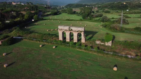 Toma-De-Establecimiento-De-Restos-De-Un-Antiguo-Acueducto-Romano-En-Lacio,-Italia.