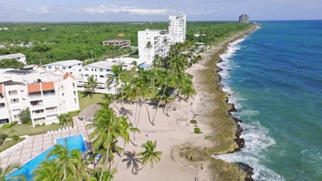 Strand-Mit-Palmen-Und-Unterkünften-Am-Meer-In-Juan-Dolio,-Dominikanische-Republik