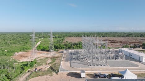 Parque-Fotovoltaico-Con-Paneles-Solares-En-Cumayasa,-La-Romana,-República-Dominicana_pan-Shot