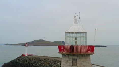 Close-up-of-Howth-harbour-lighthouse