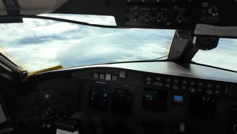 Eine-Jet-Cockpit-Szene-Während-Eines-Echtzeitfluges-über-Den-Wolken