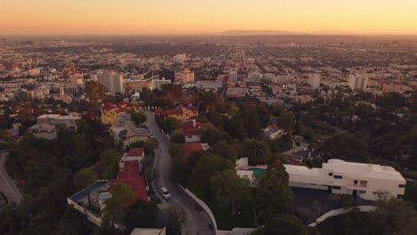 Luftaufnahmen-Des-Runyon-Canyon-Und-Der-Hollywood-Hills-Zur-Goldenen-Stunde,-Sonnenuntergang-über-Luxushäusern-Aus-Der-Sicht-Einer-Drohne