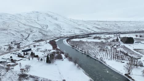 Drone-shot-of-the-Yakima-River-cutting-through-the-Tri-Cities-rural-land