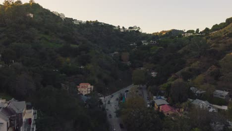 Bei-Sonnenuntergang-über-Dem-Laurel-Canyon-Schweben,-Drohnenaufnahmen-über-Dem-Berühmten-Viertel-Von-Los-Angeles-Mit-Kurvenreichen-Straßen-Und-Stilvollen-Häusern
