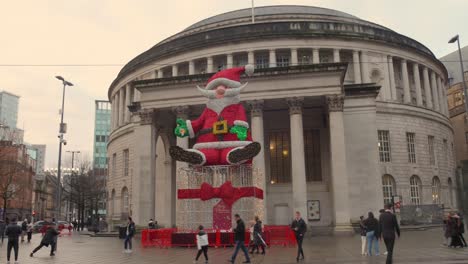 Außenansicht-Der-Zentralbibliothek-Von-Manchester-Mit-Weihnachtsdekorationen-Am-Eingang