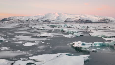 Volar-Sobre-Icebergs-En-La-Laguna-Glaciar-Jokulsarlon-En-El-Parque-Nacional-Vatnajokull,-Sureste-De-Islandia