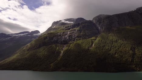 Aérea-De-Un-Lago-Rodeado-De-Montañas-En-Noruega