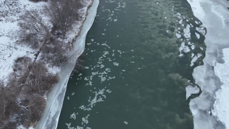 Drohnenaufnahme-Von-Eis,-Das-Einen-Fluss-Hinunter-Schwimmt,-Umgeben-Von-Schnee-Im-Bundesstaat-Washington