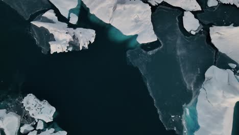 Vista-De-Pájaro-Sobre-La-Laguna-Glaciar-Jokulsarlon-Con-Icebergs-Flotantes-En-El-Sur-De-Islandia---Disparo-De-Drones