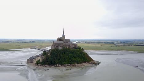 Flying-towards-Mont-Saint-Michel-when-the-water-tide-is-down
