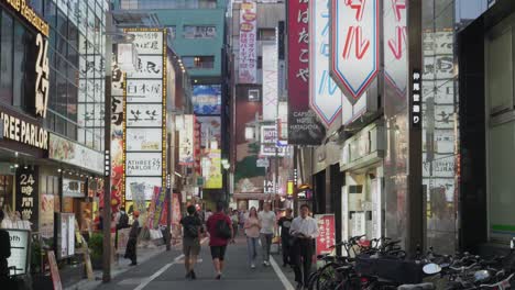 Eine-Kleine-Gasse-Irgendwo-In-Tokio-Mit-Vielen-Schönen-LED-Lichtern,-Die-Die-Straße-Erhellen