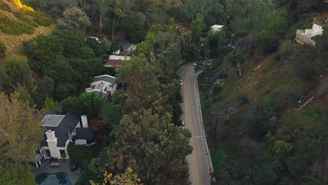 Flying-Over-Laurel-Canyon,-Famous-Los-Angeles-Neighborhood-with-Luxury-Homes-and-Cars-Below