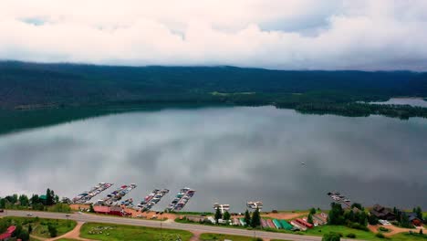 Wunderschöner-Grand-Lake-Und-Shadow-Mountain-Reservoir-In-Colorado-Mit-Wolken,-Die-Sich-An-Bewölkten-Tagen-Im-Wasser-Spiegeln