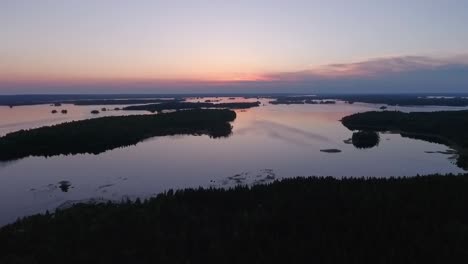 Luftaufnahme-Eines-Sees-Und-Waldes-Im-Morgengrauen-In-Finnland