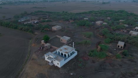 Crepúsculo-Sobre-La-Aldea-Rural-De-Sindh,-Pakistán---Antena