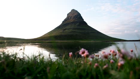 Montaña-Icónica-De-Kirkjufell-Con-Reflejos-De-Espejo-Durante-El-Verano-En-El-Oeste-De-Islandia