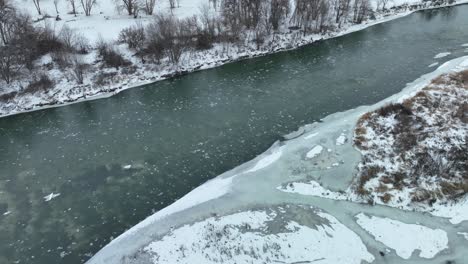 Drone-shot-of-the-Yakima-River-passing-through-rural-Washington-during-winter