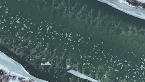 Von-Oben-Nach-Unten-Aufsteigende-Drohnenaufnahme-Des-Yakima-Flusses-Im-Winter