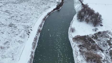 Aerial-shot-of-the-Yakima-River-passing-through-Benton-City-during-winter
