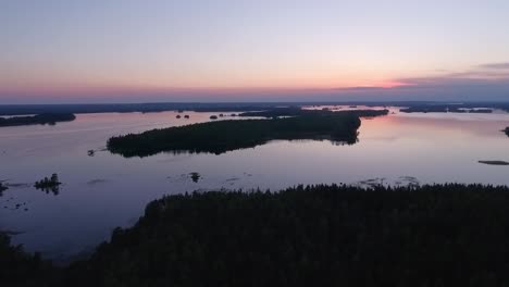 Antena-De-Un-Lago-Y-Bosque-Al-Amanecer-En-Finlandia