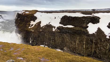 Gullfoss-Wasserfall-In-Island-In-Einer-Schwenkaufnahme
